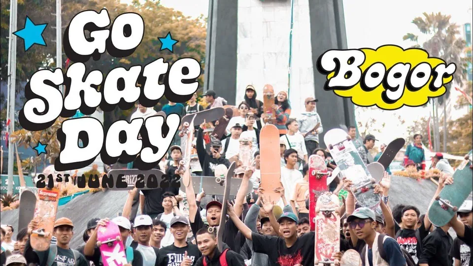 Dokumentasi Bogor Go Skate Day 21 Juni 2022 dalam company profile Tiranyx: peserta berkumpul dengan skateboard.